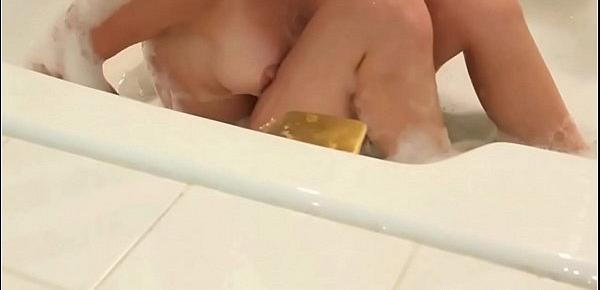  Transwoman in bath pisses in her mouth